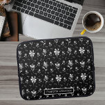 Funda Para Portátil Flores metálicas Nombre del patrón floral plateado<br><div class="desc">Esta manga personalizada para portátiles presenta flores de aspecto metálico y hojas que aparecen en el fondo negro. Las perlas como abalorios hacen de esto un diseño único y moderno que hace una declaración. Para cambiar el nombre pulse sobre el botón de personalización. La IA se utiliza en este diseño....</div>
