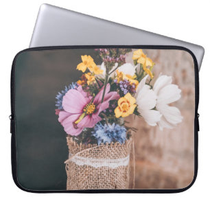 FUNDA PARA PORTÁTIL FLORES PETALES BLANCOS Y AMARILLOS EN VASO DE VIDR