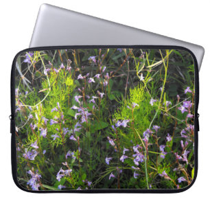 Funda Para Portátil Flores silvestres en un campo de verdes