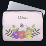 Funda Para Portátil Flores y nombre rosado del Pastel de Mariposa<br><div class="desc">ilustracion floral de bonito en funda de portátil personalizada rosa pastel (se puede cambiar el color de fondo)</div>