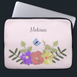 Funda Para Portátil Flores y nombre rosado del Pastel de Mariposa<br><div class="desc">ilustracion floral de bonito en funda de portátil personalizada rosa pastel (se puede cambiar el color de fondo)</div>