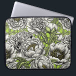 Funda Para Portátil Flores y polillas de peones blancos<br><div class="desc">Flores y polillas de peonía dibujadas a mano,  patrón vectorial sin fisuras</div>