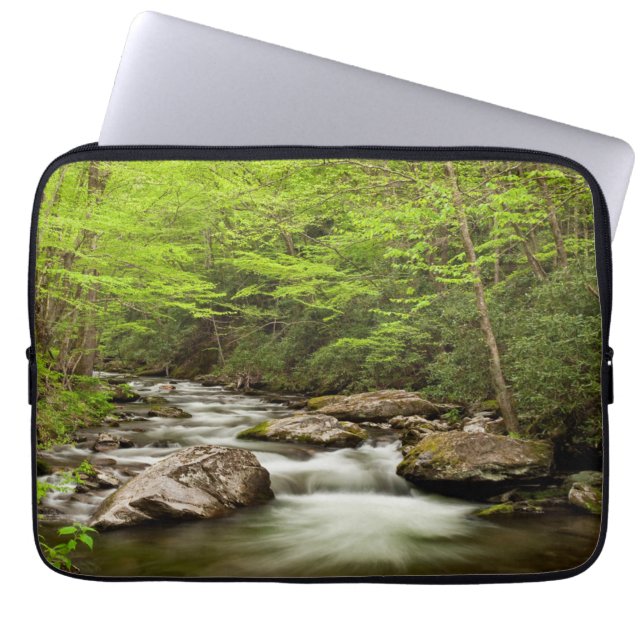 Funda Para Portátil Flujos de horquilla recta a través del bosque (Frente)