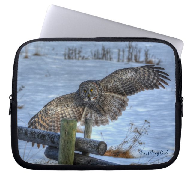 Funda Para Portátil Flying Great Grey Owl Raptor Winter Wildlife Photo (Frente)