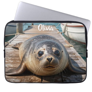 Funda Para Portátil Foca Adorable Acostada en el Muelle de Barcos en e