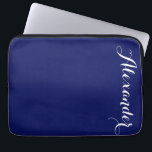 Funda Para Portátil Fondo azul de la marina sólida, Monograma nombre<br><div class="desc">Fondo azul marino,  Nombre Monograma Personalizar esto con su nombre u otro texto.  También puede cambiar fuentes,  ajustar tamaños de fuente y colores de fuente,  mover el texto,  etc.  
 
   
 2015 ©FantabastyCases Todos los derechos reservados</div>