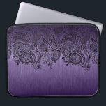 Funda Para Portátil Fondo morado metálico y encaje paisley negro<br><div class="desc">Elegante color púrpura metálico,  con un fondo de aluminio cepillado con encaje paisley floral negro.</div>
