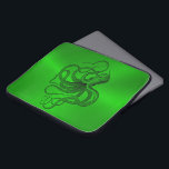 Funda Para Portátil Fondo verde con un pulpo náutico negro<br><div class="desc">Imagen de fondo verde metálico con ilustracion de pulpo negro.</div>