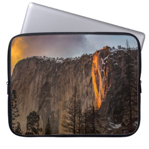 FUNDA PARA PORTÁTIL FORMACIÓN ROCK CON LAVA DURANTE EL DÍA