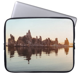 FUNDA PARA PORTÁTIL FORMACIONES DE TUFA EN EL LAGO DE MONO.