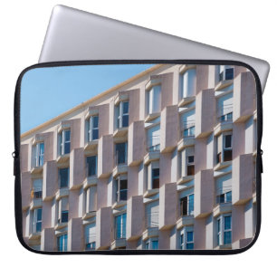 FUNDA PARA PORTÁTIL FOTO DE BAJO ÁNGULO DEL EDIFICIO DE CONCRETO GRIS