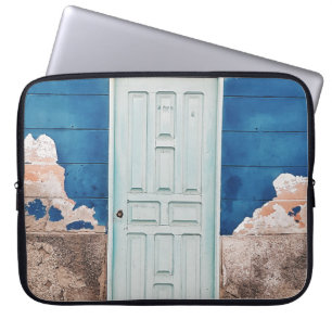 FUNDA PARA PORTÁTIL FOTO DE EDIFICIO CON PUERTA DE MADERA BLANCA