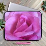 Funda Para Portátil Foto de flor rosa rosada simple moda moderna audaz<br><div class="desc">Una foto de primer plano de una rosa violeta rosada te hace querer "parar y oler las flores". Relájese e inhale la belleza de esta fotografía cada vez que utilice esta impresionante manga de neopreno para portátiles. Esta funda portátil tiene tres tamaños: 15", 13" y 10". Hace un gran regalo...</div>