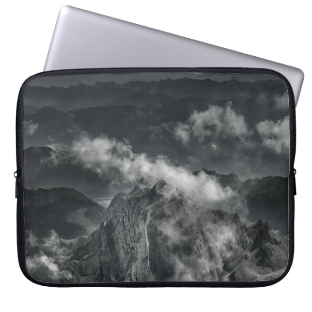 FUNDA PARA PORTÁTIL FOTO DE GRAYSCALE DE MONTAÑA RANGE (Frente)