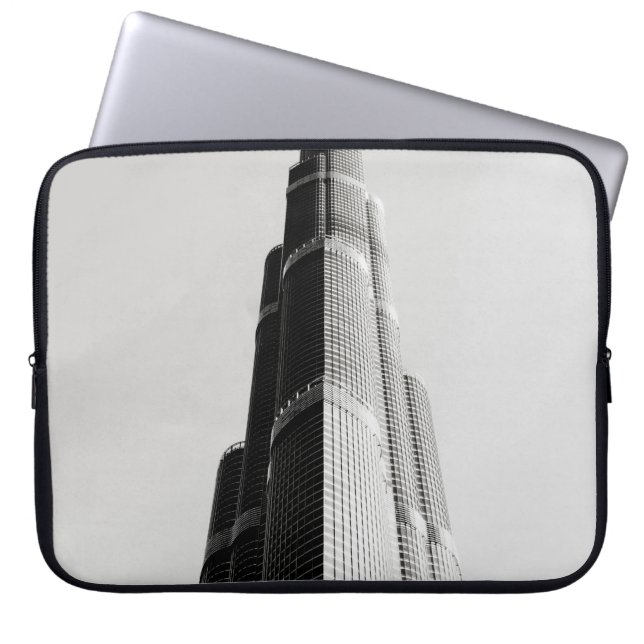 FUNDA PARA PORTÁTIL FOTO DE GRAYSCALE DEL EDIFICIO DE ALTO AUMENTO (Frente)