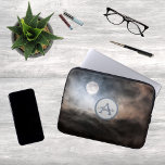 Funda Para Portátil Foto de luna llena con monograma y nombre<br><div class="desc">Un moderno monograma y etiqueta en una foto de luna llena con cielo nublado en una manga portátil.</div>