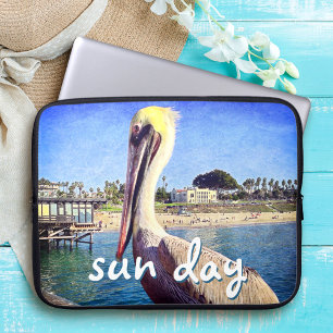 Funda Para Portátil Foto de Pelícano en Muelle de Playa con Cita de Dí
