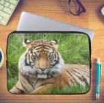 Funda Para Portátil Foto de vida silvestre del Tigre de Sumatra<br><div class="desc">Proteja su computadora portátil con esta manga con cremallera que muestra la imagen de la foto de un magnífico tigre de Sumatra,  una especie animal en peligro de extinción. El dorso de la manga es negro. Seleccione el tamaño de la manga del portátil.</div>