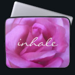 Funda Para Portátil Foto Rosa Púrpura Inhale Cita Moderna Negrita<br><div class="desc">Una foto de primer plano de una rosa violeta rosada te hace querer "parar y oler las flores". Relájese e inhale la belleza de esta fotografía cada vez que utilice esta impresionante manga de neopreno para portátiles. Esta funda portátil tiene tres tamaños: 15", 13" y 10". Hace un gran regalo...</div>