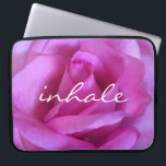 Funda Para Portátil Foto Rosa Púrpura Inhale Cita Moderna Negrita<br><div class="desc">Una foto de primer plano de una rosa violeta rosada te hace querer "parar y oler las flores". Relájese e inhale la belleza de esta fotografía cada vez que utilice esta impresionante manga de neopreno para portátiles. Esta funda portátil tiene tres tamaños: 15", 13" y 10". Hace un gran regalo...</div>