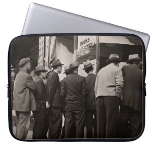 FUNDA PARA PORTÁTIL FOTOGRAFÍA DE GRAYSCALE DE HOMBRES PARADOS CERCA D