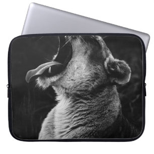 FUNDA PARA PORTÁTIL FOTOGRAFÍA DE GRAYSCALE DE YAWNESS LIONESS