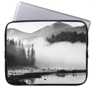 FUNDA PARA PORTÁTIL FOTOGRAFÍA DE GRAYSCALE DEL LAGO CERCA DE PINOS