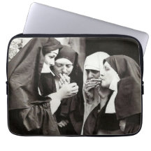 Fotografía de las monjas humeantes de la época