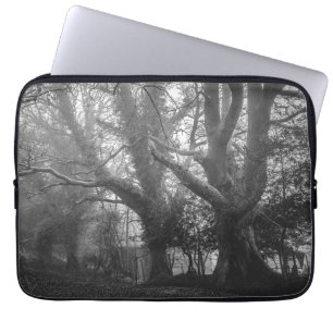Funda Para Portátil Fotografía espeluznante en blanco y negro del bosq