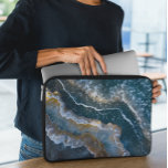 Funda Para Portátil Fotografía macrográfica de Agate de Piedra Azul<br><div class="desc">Este diseño se puede personalizar eligiendo la opción Editar diseño. También puede transferir a otros artículos. Póngase en contacto conmigo en colorflowcreations@gmail.com o utilice la opción de chat en la parte superior de la página si desea tener este diseño en otro producto o necesita ayuda con este diseño. No puedo...</div>