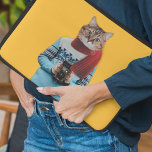 Funda Para Portátil Fotógrafo de gato en Quirky suéter vintage<br><div class="desc">Mantén tu computadora segura con estilo con esta divertida y extravagante manga de computadora. Presenta un ilustracion tipo collage de fotos de un gato vestido con un suéter de estilo retro y con una cámara vintage.</div>