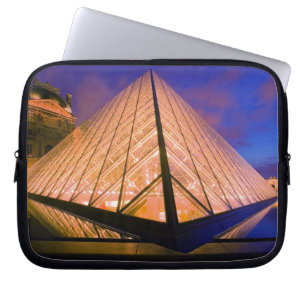 Funda Para Portátil Francia, París. El museo del Louvre al anochecer.