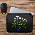 Funda Para Portátil Frase Motivadora Extraña Cosmica<br><div class="desc">Añada un audaz toque de personalidad con este vibrante diseño "Stay Weird", con letras a mano por el artista y acentuado por estrellas mágicas. El contraste entre las letras de neón verde y blanco aparece en un fondo negro profundo, creando una pieza visualmente impactante y edificante para cualquiera que se...</div>