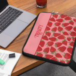 Funda Para Portátil Fresas rojas maduras en rosado personalizadas<br><div class="desc">Esta funda de portátil de bonito está lista para ser personalizada con un nombre. Este diseño parece casi lo suficientemente bueno para comer con mis ilustraciones realistas de fresas rojas jugosas y maduras colocadas sobre un fondo rosa bonito. Los gráficos frutales se representan en tonos rojos y rojos con hojas...</div>
