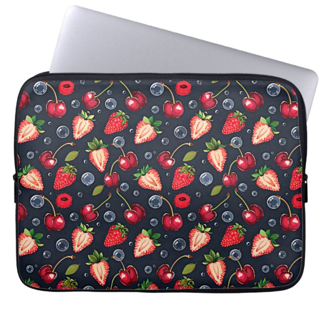 Funda Para Portátil Fresas y cerezas en un fondo oscuro (Frente)