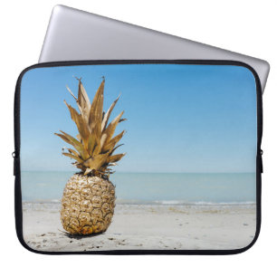 Funda Para Portátil Fruto de piña marrón en la orilla del mar