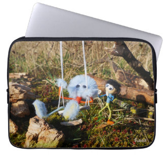 Funda Para Portátil Fubby monster op de schommel.