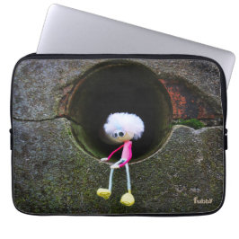 Funda Para Portátil Fubby poppetje dat in een muur zit.