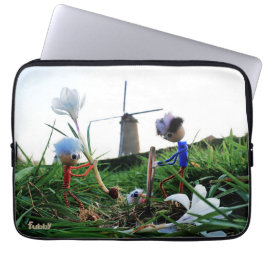 Funda Para Portátil Fubby's bij een molen planten een krokus bol.