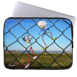 Funda Para Portátil Fubby's die een hek beklimmen.