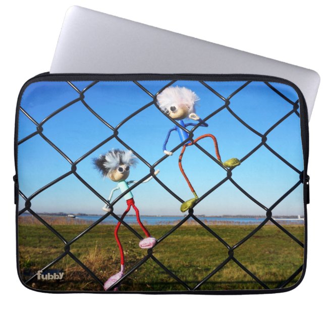 Funda Para Portátil Fubby's die een hek beklimmen. (Frente)