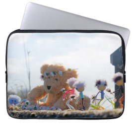 Funda Para Portátil Fubby's die madeliefjes naar een Beer brengen.