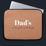 Funda Para Portátil Fuerza y abrazos de papá - regalo del día del padr<br><div class="desc">Mantén a papá organizado en marcha con esta bolsa de electrónica personalizada "Fuerza y abrazos de papá" — un regalo meditado y práctico del Día del Padre que lleva más que solamente cables y cargadores. Con un diseño elegante y un mensaje sincero, esta bolsa de tecnología es perfecta para guardar...</div>