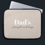 Funda Para Portátil Fuerza y abrazos de papá - regalo del día del padr<br><div class="desc">Mantén a papá organizado en marcha con esta bolsa de electrónica personalizada "Fuerza y abrazos de papá" — un regalo meditado y práctico del Día del Padre que lleva más que solamente cables y cargadores. Con un diseño elegante y un mensaje sincero, esta bolsa de tecnología es perfecta para guardar...</div>