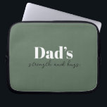Funda Para Portátil Fuerza y abrazos de papá - regalo del día del padr<br><div class="desc">Mantén a papá organizado en marcha con esta bolsa de electrónica personalizada "Fuerza y abrazos de papá" — un regalo meditado y práctico del Día del Padre que lleva más que solamente cables y cargadores. Con un diseño elegante y un mensaje sincero, esta bolsa de tecnología es perfecta para guardar...</div>