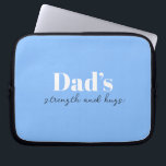 Funda Para Portátil Fuerza y abrazos de papá - regalo del día del padr<br><div class="desc">Mantén a papá organizado en marcha con esta bolsa de electrónica personalizada "Fuerza y abrazos de papá" — un regalo meditado y práctico del Día del Padre que lleva más que solamente cables y cargadores. Con un diseño elegante y un mensaje sincero, esta bolsa de tecnología es perfecta para guardar...</div>