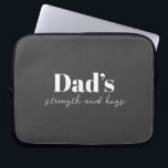 Funda Para Portátil Fuerza y abrazos de papá - regalo del día del padr<br><div class="desc">Mantén a papá organizado en marcha con esta bolsa de electrónica personalizada "Fuerza y abrazos de papá" — un regalo meditado y práctico del Día del Padre que lleva más que solamente cables y cargadores. Con un diseño elegante y un mensaje sincero, esta bolsa de tecnología es perfecta para guardar...</div>