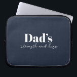 Funda Para Portátil Fuerza y abrazos de papá - regalo del día del padr<br><div class="desc">Mantén a papá organizado en marcha con esta bolsa de electrónica personalizada "Fuerza y abrazos de papá" — un regalo meditado y práctico del Día del Padre que lleva más que solamente cables y cargadores. Con un diseño elegante y un mensaje sincero, esta bolsa de tecnología es perfecta para guardar...</div>