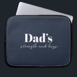Funda Para Portátil Fuerza y abrazos de papá - regalo del día del padr<br><div class="desc">Mantén a papá organizado en marcha con esta bolsa de electrónica personalizada "Fuerza y abrazos de papá" — un regalo meditado y práctico del Día del Padre que lleva más que solamente cables y cargadores. Con un diseño elegante y un mensaje sincero, esta bolsa de tecnología es perfecta para guardar...</div>