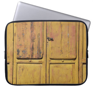 Funda Para Portátil Gabinete de madera marrón cerrada